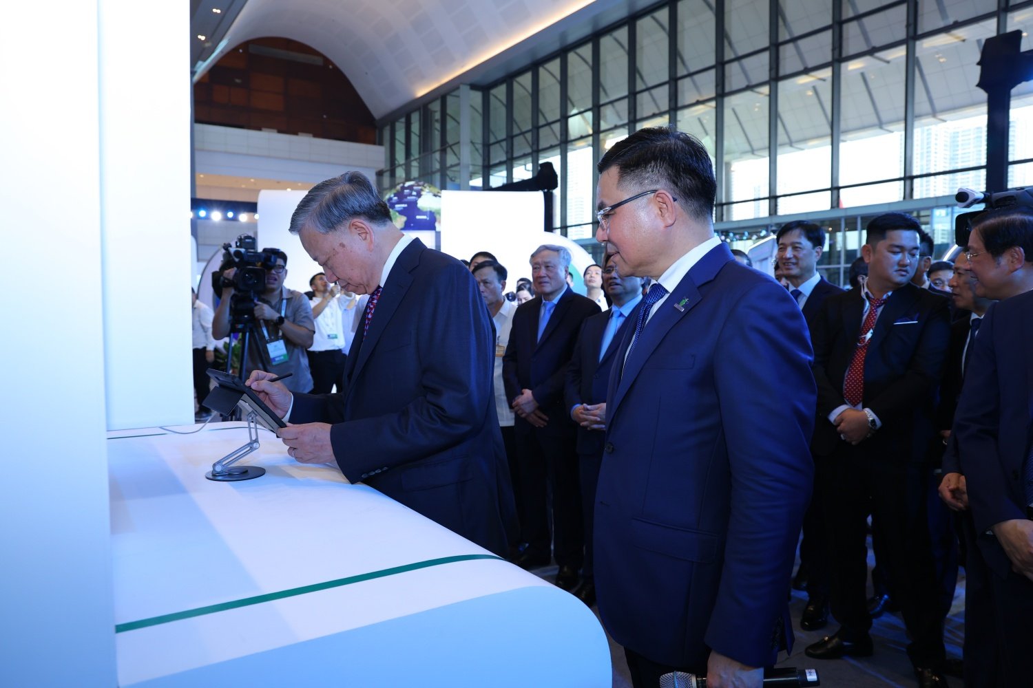 General Secretary To Lam signed at the exhibition